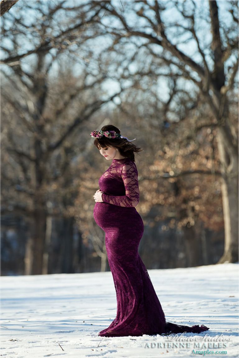 maternity photograph in the snow