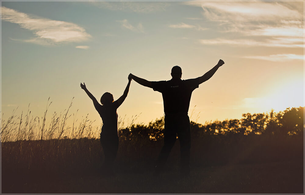couple celebrating silloutte