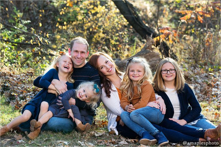 varying shades of blue work together when paired with prints and layered  cardigans | Big family photos, Family picture poses, Family photoshoot poses